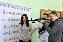 Нашлось внимание и юным школьникам, для которых провели сражение машин. 